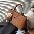 Bruine tas van imitatie-suède met een teddybeer-bedeltje en afneembare riem - Bruin met hanger