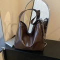 Borsa hobo retrò marrone scuro in ecopelle lucida con occhielli in metallo e tracolla - Marrone