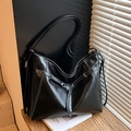 Bolso tote de cuero negro con costuras blancas en contraste y hebilla de metal plateado - Negro
