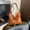Bolso tote grande minimalista en marrón oscuro con textura de cuero encerado - Marrón