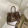 Sac à main rétro en cuir marron avec pendentif ours sur un canapé blanc élégant - Avec Pendentif / Marron