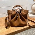 Sac seau plissé marron en cuir synthétique avec détails dorés et bandoulière amovible - Marron