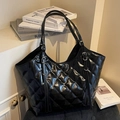 Grande borsa tote nera lucida trapuntata con spallacci regolabili e stile alla moda - Nero