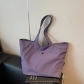 Bolso tote grande de tela lila con emblema redondo negro y acabado de nylon texturizado - Púrpura