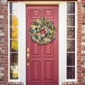 Corona de Navidad con hojas verde salvia y adornos dorados en una puerta de madera roja - Guirnalda Hojas Simulación Cinta Amarilla