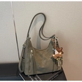 Detail der olivfarbenen Hobo-Tasche mit Frontreißverschlüssen und langen Quasten - Einzelne Tasche / Grün