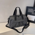 Dunkelgraue große Reisetasche mit Griffen und verstellbarem Schultergurt für Fitness - Grau