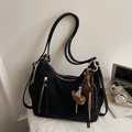 Bolso de hombro Hobo negro minimalista con colgante de oso y cremalleras plateadas chic - Negro Con Colgante