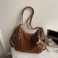 Bolso de mano marrón de cuero PU con cremalleras de borla y un lindo colgante de osito - Marrón con colgante