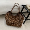 Grote shopper met luipaardprint, bruine schouderbanden en suède-achtige textuur - Luipaardprint Zonder Hanger