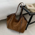 Grote bruine suède shopper met smalle lederen bandjes voor dagelijks comfort - Bruin Zonder Hanger