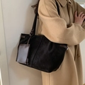 Grande borsa tote in pelle scamosciata nera con manici marroni e mini pochette - Nero