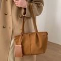 Borsa tote classica in camoscio cammello con portamonete abbinato indossata dal modello - Marrone