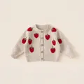Grijs gebreid vest voor meisjes met schattige aardbeiborduring en houten knopen - 80 / Tops / Pre-order Rijst Abrikoos
