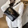 Glänzende schwarze Ledertasche mit goldener Kette und Vintage-Drehverschluss für Damen - Schwarz