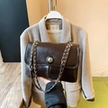 Vintage dunkelbraune Umhängetasche mit goldener Kette und glänzender Lederstruktur - Kaffeebraun