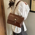 Retro braune Lederumhängetasche mit goldener Kette und Vintage Metallschnalle - Dunkelbraun