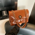 Vintage braune Umhängetasche aus Leder mit Glanzoptik und goldener Kette für Damen - Hellbraun