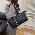 Bolso tote negro para mujer en cuero con remaches plateados y correa de hombro moderna - Negro