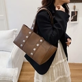 Bolso tote vintage marrón de piel sintética con tachuelas plateadas, bolso de hombro - Marrón
