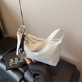 Sac oreiller chic en daim blanc cassé avec pendentif cœur argenté et bandoulière réglable - Blanc Cassé