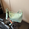 Sac oreiller minimaliste vert menthe en daim avec pendentif en forme de cœur sur le zip - Vert menthe