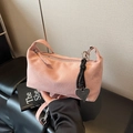 Sac oreiller en daim rose avec bandoulière assortie et petit pendentif en forme de cœur - Rose
