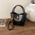 Retro-Eimertasche aus schwarzem Lackleder mit Goldbeschlägen und Perlenanhänger - PU Schwarz