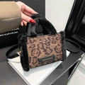 Borsa a mano leopardata in peluche con bordo in pelliccia nera e tracolla rimovibile - Marrone