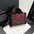 Borsa chic leopardata bordeaux con bordo in peluche nero e tracolla per uso quotidiano - Rosso