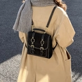 Minimalistischer schwarzer Wildleder-Rucksack mit weißen Kontrastnähten und Gold-Hardware - Schwarz