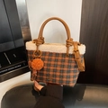 Sac seau à carreaux marron avec bordure en fourrure blanche et bandoulière en cuir réglable - Avec Pendentif / Marron à Carreaux
