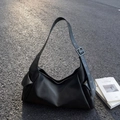 Schicke schwarze Hobo-Tasche mit großem Fassungsvermögen und breitem Schultergurt - Schwarz