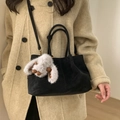Minimalistische zwarte suède draagtas met wit pluche konijn en verstelbare riem - Zwart (Met Hanger)
