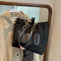 Grande borsa tote in pelle scamosciata nera con toppa HOTO e tracolla a catena dorata - Nero