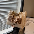 Borsa tote in camoscio beige con lettere HLOTO in pelle marrone e tracolla a catena - Cachi