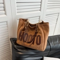 Borsa tote in camoscio marrone con logo HOOTO e catena dorata per uso quotidiano - Marrone