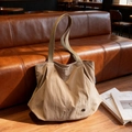 Minimalistische kaki grote draagtas van nylon met plooiontwerp en brede riemen - Khaki