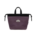 Détail du sac en nylon violet montrant le cordon de serrage et l'étiquette de marque - Violet