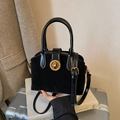 Sac à main vintage noir mat avec patchwork en daim et fermoir rotatif doré - Noir