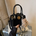 Schwarze Handtasche aus mattem Leder mit Metallschloss und süßem Plüsch-Hundeanhänger - Schwarz (mit Anhänger)