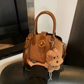 Braune Mini-Handtasche aus mattem Leder mit Goldschloss und Plüschhund-Anhänger - Braun (Mit Anhänger)