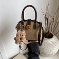 Retro-Handtasche aus braunem Wildleder mit Lederbesatz und süßem Welpen-Anhänger - Grün (mit Anhänger)