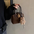 Vintage Handtasche aus dunkelbraunem mattem Leder mit Bärenanhänger und Schloss - Kaffeebraun (mit Anhänger)