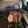 Mini-Handtasche mit Leopardenmuster, Plüsch-Hundeanhänger und goldenem Metallschloss - Schwarz Leopardenmuster (Mit Anhänger)