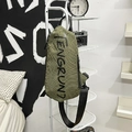 Olivgrüne Brusttasche mit Gitterstruktur für Herren mit vertikalem schwarzem Druck - Grün