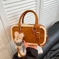 Bolso cuadrado pequeño de ante marrón mate con ribete de lana de oveja y colgante de osito - Marrón (Con Colgante de Oso)