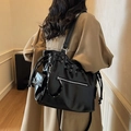 Bolso tote grande negro brillante con ojales plateados y mini monedero a juego - Negro