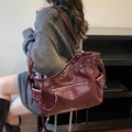 Bolso tote grande de cuero PU rojo oscuro con ojetes plateados y cordón ajustable - Burdeos