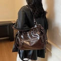 Bolso tote grande marrón oscuro de cuero encerado con detalles plateados al hombro - café